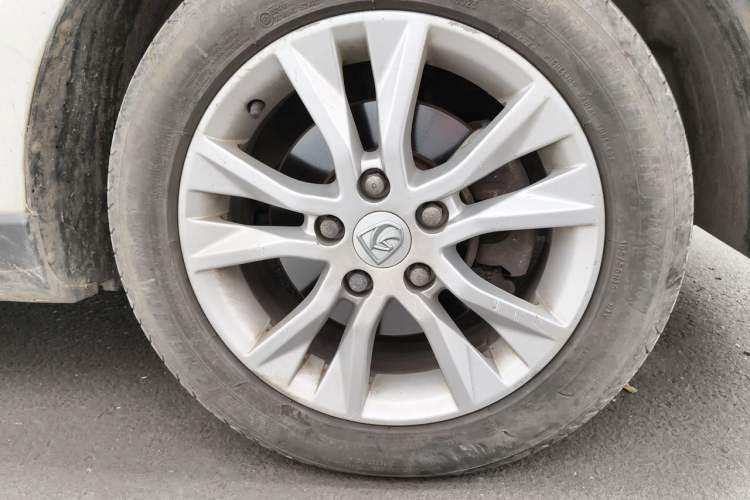 Used Baojun 730 2014 1.5L manual Comfort ESP version 7 seats Right Front Wheel Hub