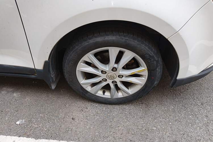 Used Baojun 730 2014 1.5L manual Comfort ESP version 7 seats Right Front Wheel Hub