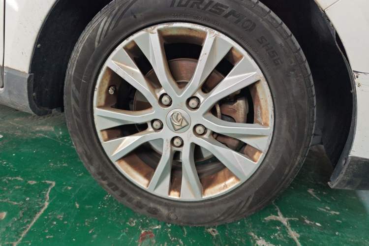 Used Baojun 730 2014 1.5L manual Comfort version 7 seats Right Front Wheel Hub