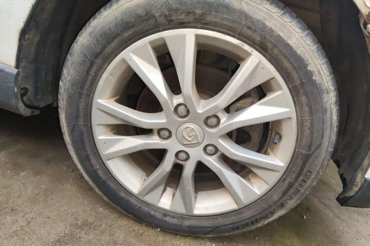 Used Baojun 730 2014 1.5L manual Comfort version 7 seats Right Front Wheel Hub