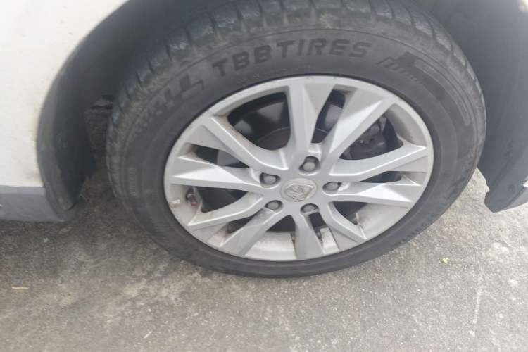 Used Baojun 730 2014 1.5L manual Comfort version 7 seats Right Front Wheel Hub