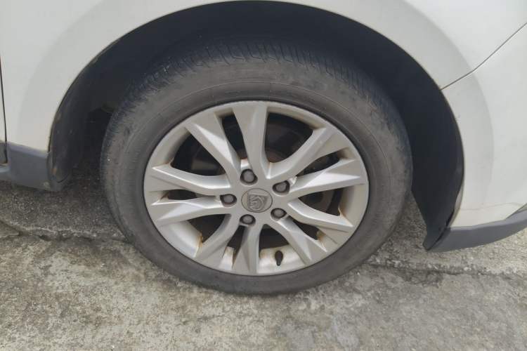 Used Baojun 730 2014 1.5L manual Comfort version 7 seats Right Front Wheel Hub