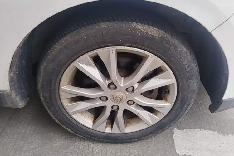 Used Baojun 730 2014 1.5L manual standard version 5 seats Right Front Wheel Hub