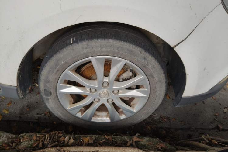 Used Baojun 730 2014 1.5L manual Comfort version 7 seats Right Front Wheel Hub