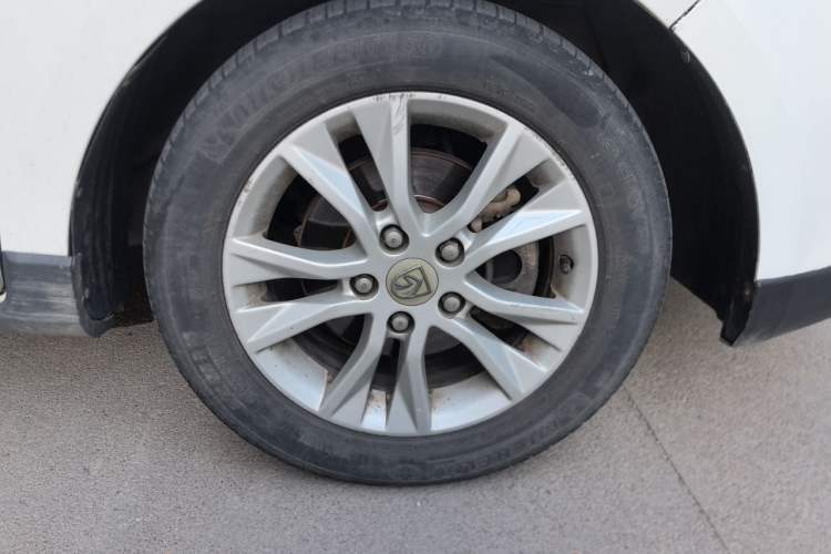 Used Baojun 730 2014 1.5L manual Comfort ESP version 7 seats Right Front Wheel Hub