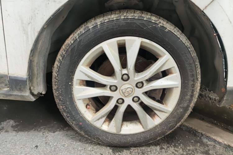 Used Baojun 730 2014 1.5L manual Comfort version 7 seats Right Front Wheel Hub
