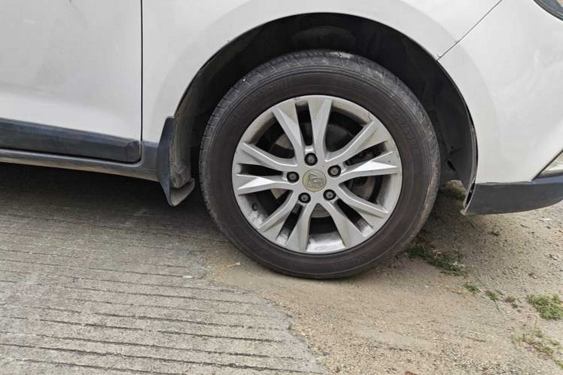 Used Baojun 730 2014 1.5L manual Comfort version 7 seats Right Front Wheel Hub