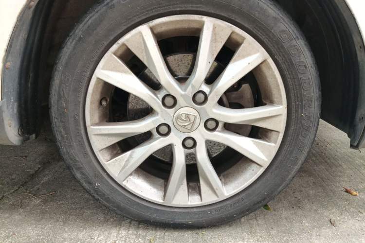 Used Baojun 730 2014 1.5L manual Comfort version 7 seats Right Front Wheel Hub