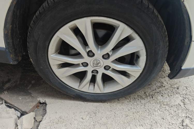 Used Baojun 730 2014 1.5L manual Comfort version 7 seats Right Front Wheel Hub