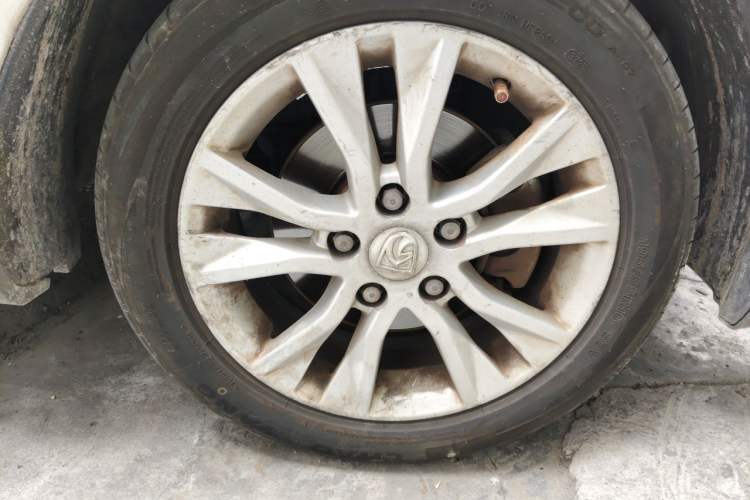 Used Baojun 730 2014 1.5L manual Comfort version 7 seats Right Front Wheel Hub