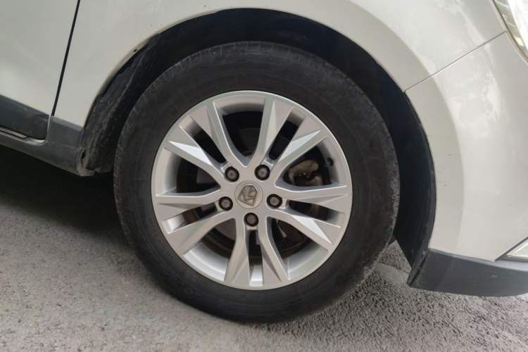 Used Baojun 730 2014 1.5L manual Comfort version 7 seats Right Front Wheel Hub