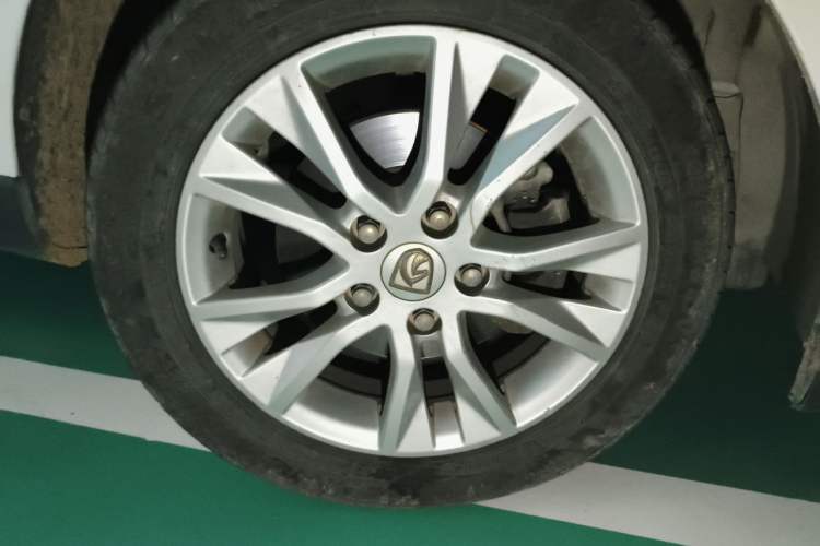 Used Baojun 730 2014 1.5L manual standard trim 7 seats Right Front Wheel Hub