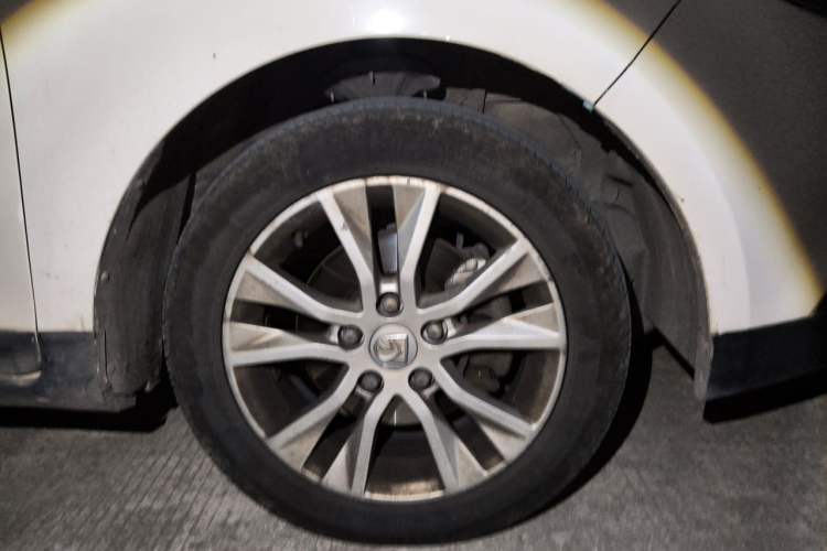 Used Baojun 730 2014 1.5L manual Comfort version 7 seats Right Front Wheel Hub