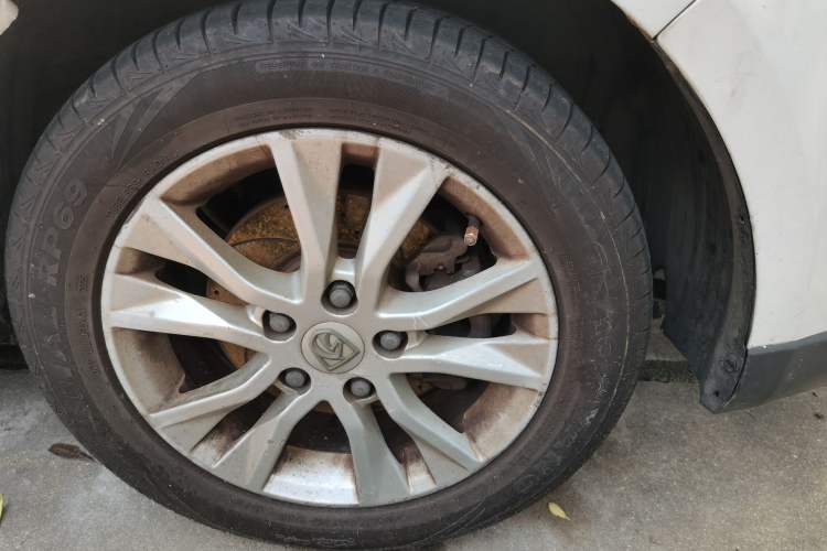 Used Baojun 730 2014 1.5L manual Comfort version 7 seats Right Front Wheel Hub