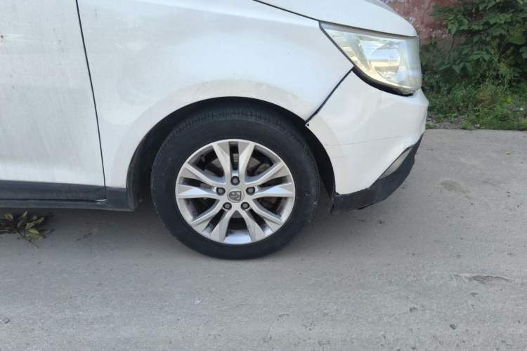Used Baojun 730 2014 1.5L manual Comfort version 7 seats Right Front Wheel Hub