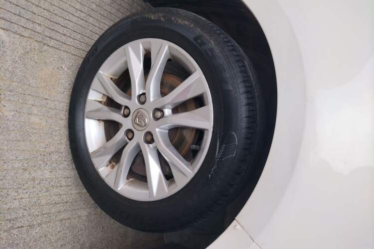Used Baojun 730 2014 1.5L manual Comfort version 7 seats Right Front Wheel Hub