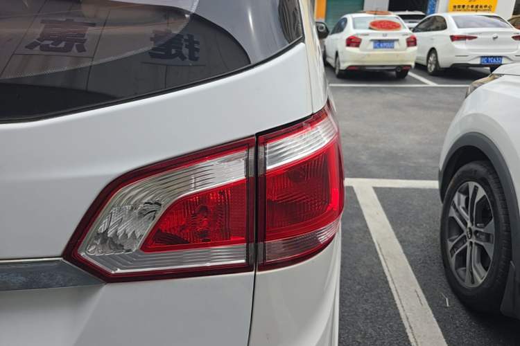 Used Baojun 730 2014 1.5L manual luxury trim 7 seats Right Rear Taillight