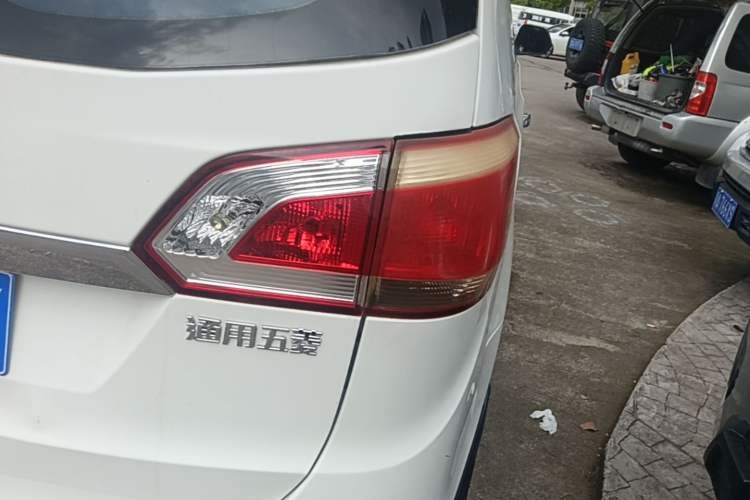 Used Baojun 730 2014 1.5L manual luxury trim 7 seats Right Rear Taillight