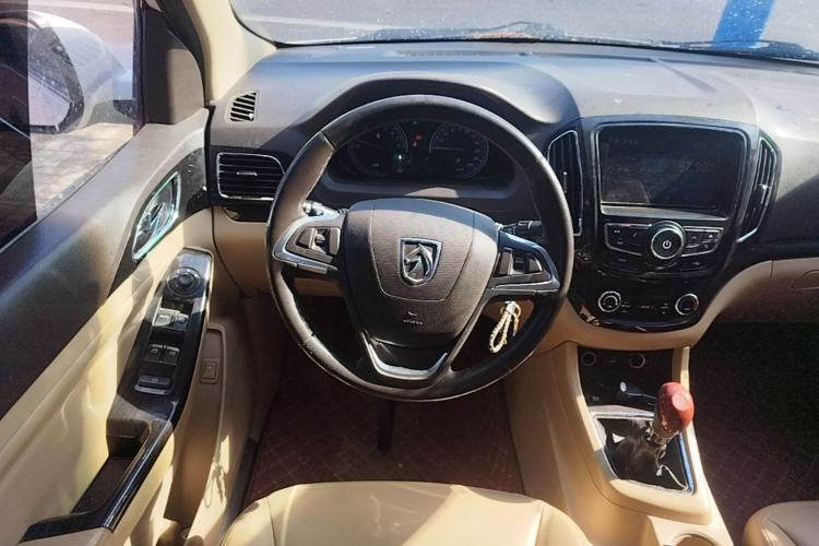 Used Baojun 730 2014 1.5L Manual Luxury Navigation ESP Version 7 Seats Steering Wheel