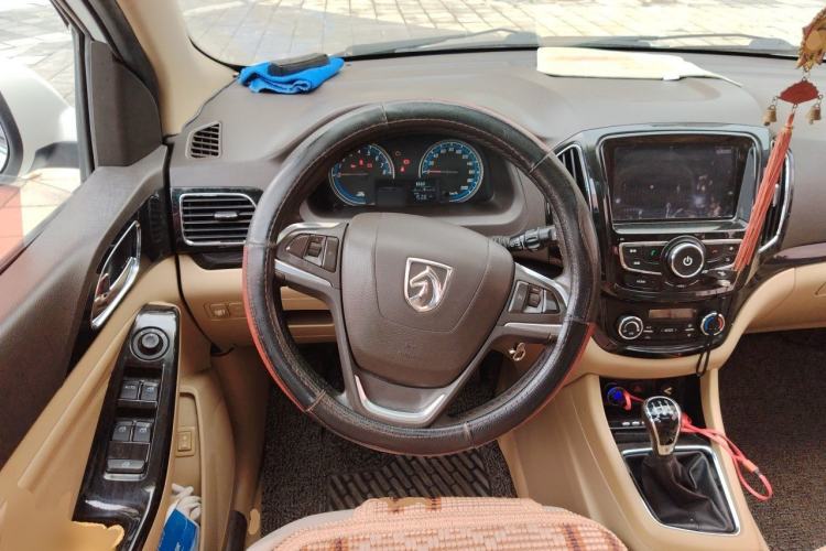 Used Baojun 730 2014 1.5L Manual Luxury Navigation ESP Version 7 Seats Steering Wheel