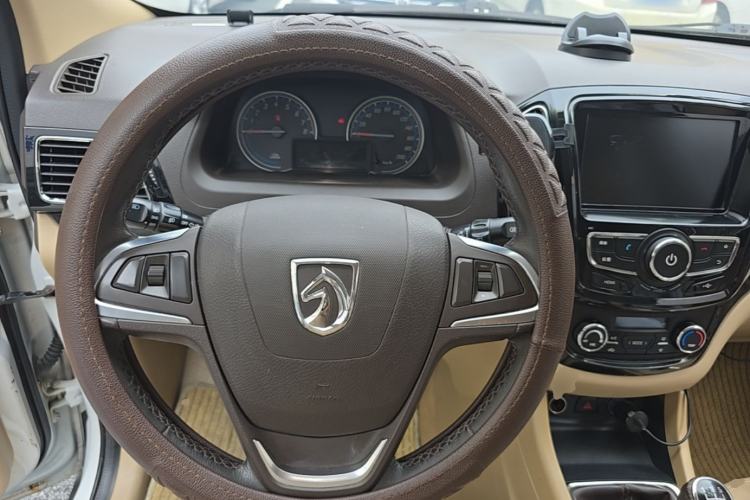 Used Baojun 730 2014 1.5L manual luxury trim 7 seats Steering Wheel