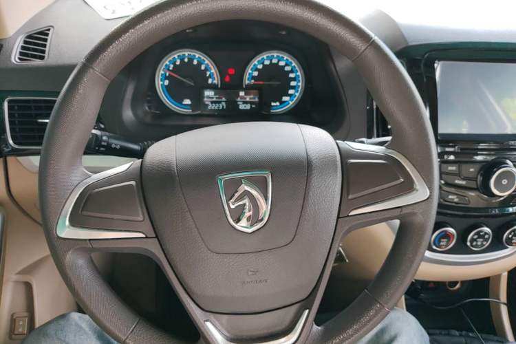 Used Baojun 730 2014 1.5L manual standard trim 7 seats Steering Wheel