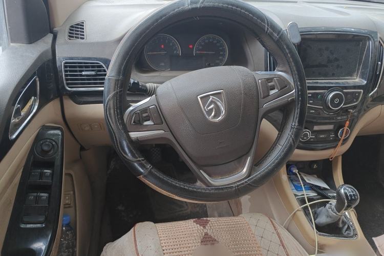 Used Baojun 730 2014 1.5L manual luxury trim 7 seats Steering Wheel
