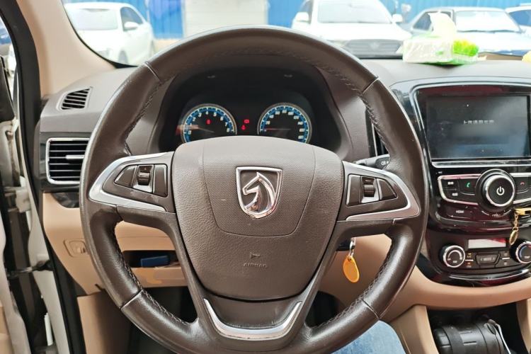 Used Baojun 730 2014 1.5L manual luxury trim 7 seats Steering Wheel