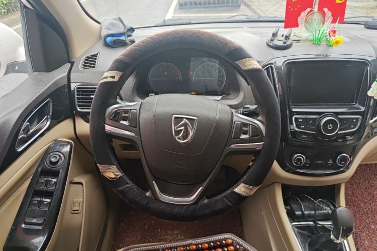 Used Baojun 730 2014 1.5L manual luxury trim 7 seats Steering Wheel