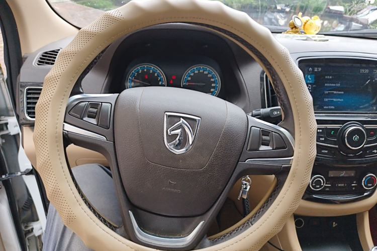 Used Baojun 730 2014 1.5L manual luxury trim 7 seats Steering Wheel