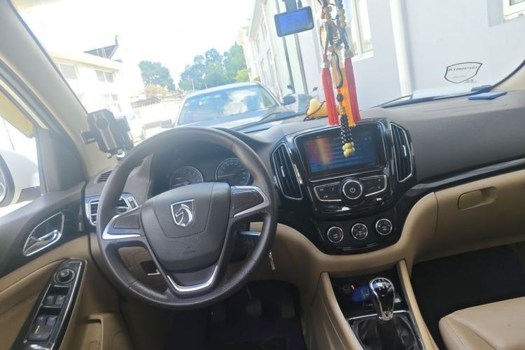 Used Baojun 730 2014 1.5L manual Comfort version 7 seats Steering Wheel