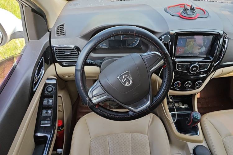 Used Baojun 730 2014 1.5L manual Comfort version 7 seats Steering Wheel