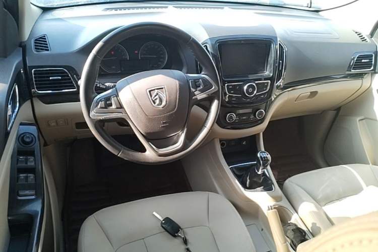 Used Baojun 730 2014 1.5L manual luxury trim 7 seats Steering Wheel