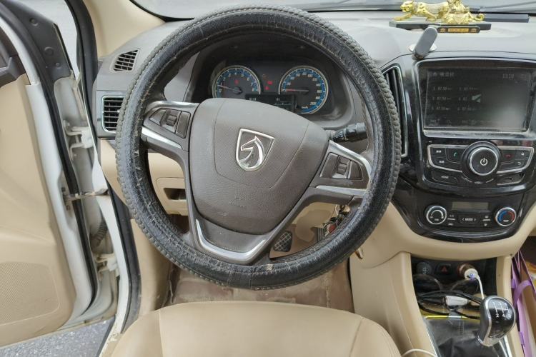 Used Baojun 730 2014 1.5L manual luxury trim 7 seats Steering Wheel