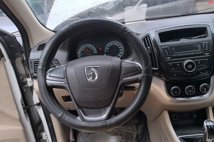 Used Baojun 730 2014 1.5L manual standard trim 7 seats Steering Wheel