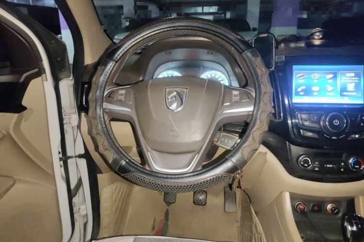 Used Baojun 730 2014 1.5L manual luxury trim 7 seats Steering Wheel