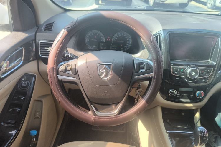 Used Baojun 730 2014 1.5L manual luxury trim 7 seats Steering Wheel