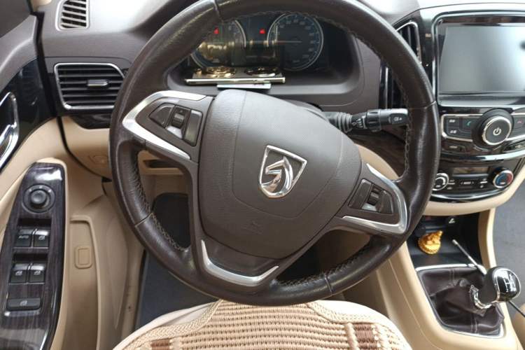 Used Baojun 730 2014 1.5L manual luxury trim 7 seats Steering Wheel
