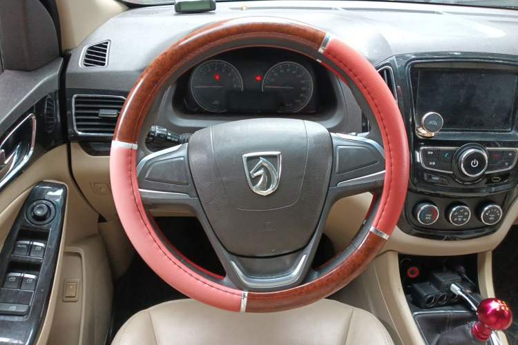 Used Baojun 730 2014 1.5L manual Comfort version 7 seats Steering Wheel