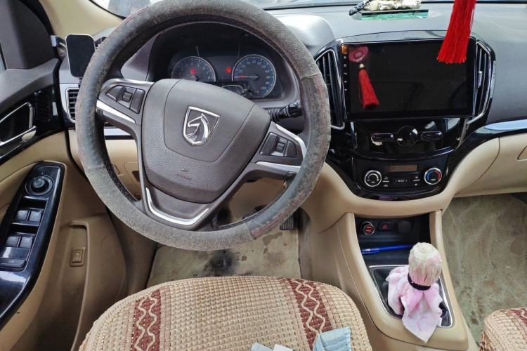 Used Baojun 730 2014 1.5L manual luxury trim 7 seats Steering Wheel