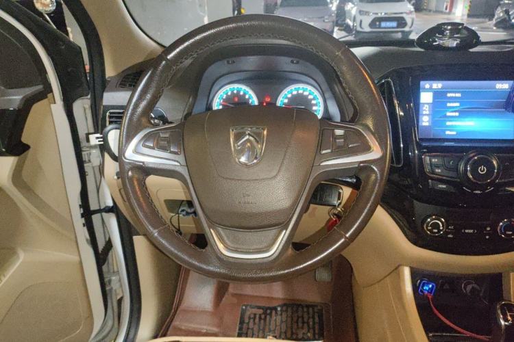 Used Baojun 730 2014 1.5L manual luxury trim 7 seats Steering Wheel