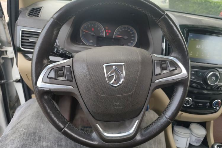 Used Baojun 730 2014 1.5L manual luxury trim 7 seats Steering Wheel