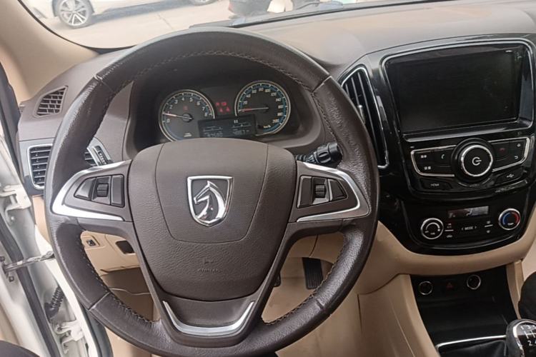 Used Baojun 730 2014 1.5L manual luxury trim 7 seats Steering Wheel