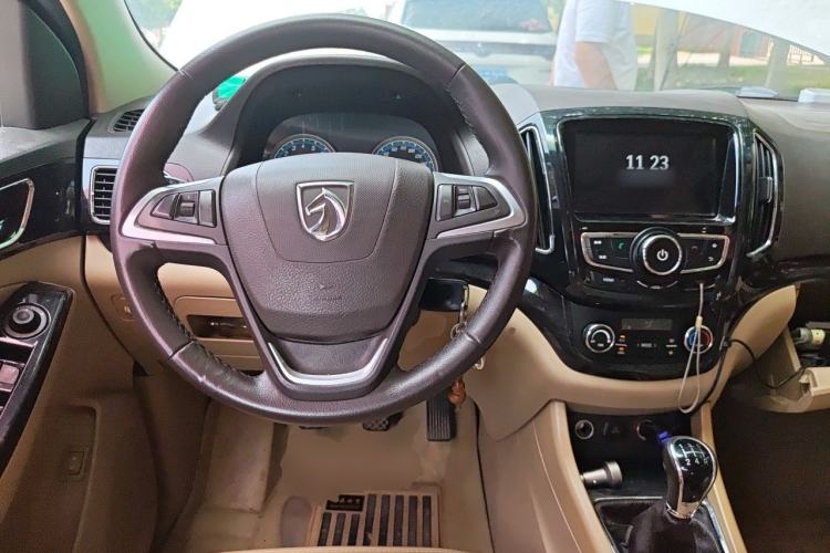 Used Baojun 730 2014 1.5L Manual Luxury Navigation ESP Version 7 Seats Steering Wheel