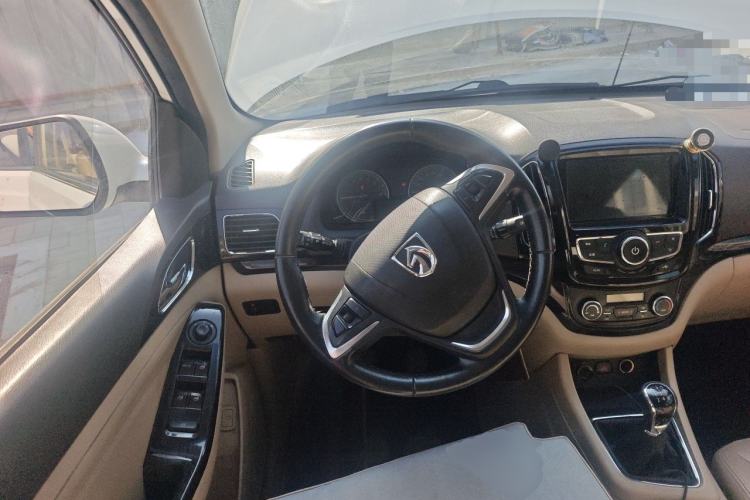 Used Baojun 730 2014 1.5L manual luxury trim 7 seats Steering Wheel