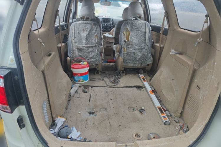 Used Baojun 730 2014 1.5L manual Comfort version 7 seats Trunk