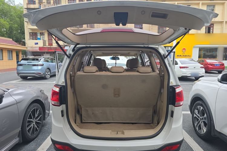 Used Baojun 730 2014 1.5L manual luxury trim 7 seats Trunk