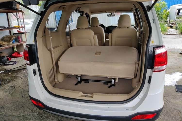Used Baojun 730 2014 1.5L manual standard trim 7 seats Trunk