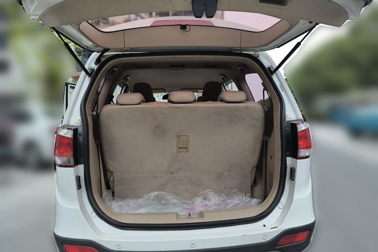 Used Baojun 730 2014 1.5L manual Comfort version 7 seats Trunk