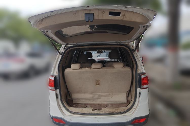 Used Baojun 730 2014 1.5L manual luxury trim 7 seats Trunk